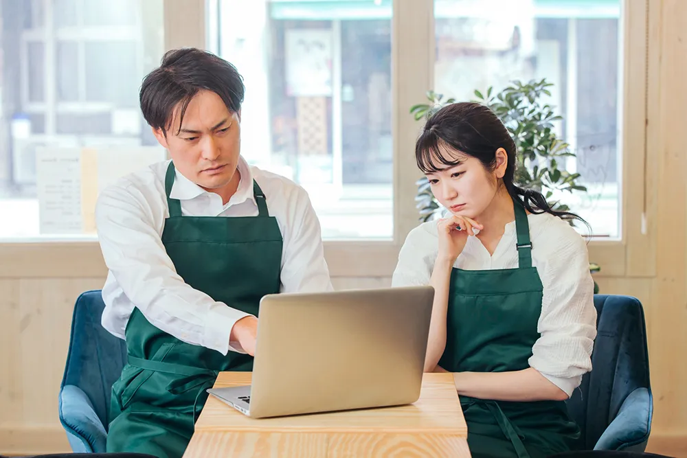 集客に悩む飲食店スタッフ